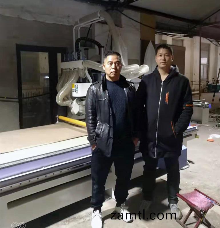 南京(jing)1325三(san)工序(xu)帶鋸(ju)片開(kāi)料(liao)機(ji)(圖(tu)1) 南京1325三(san)工(gong)序帶(dai)鋸(ju)片(pian)開(kāi)料(liao)機(ji)(圖1)