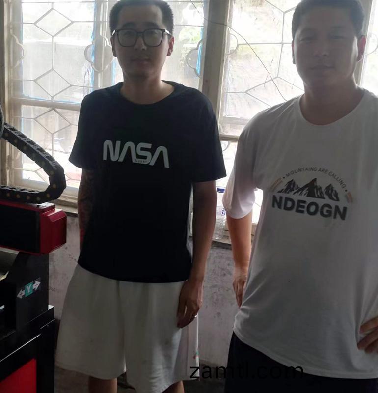 山東(dong)濰(wei)坊(fang)印章(zhang)玉石鵰(diao)刻機(圖1) 山(shan)東(dong)濰(wei)坊印章玉石鵰(diao)刻機(圖1)