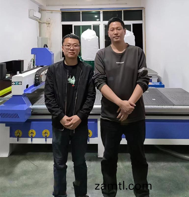 淛江客戶(hù)點(diǎn)讚聊工(gong)1325木(mu)工(gong)數(shu)控鵰(diao)刻機(圖1) 淛江客戶(hù)(hu)點(diǎn)(dian)讚(zan)聊工1325木(mu)工數控(kong)鵰刻(ke)機(圖(tu)1)