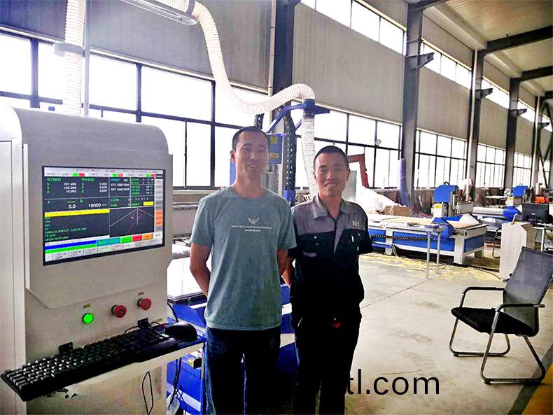 山東(dong)威(wei)?？蛻?hù)(hu)訂(ding)購1325直(zhi)排(pai)換刀加(jia)工(gong)中心(xin)(圖1)