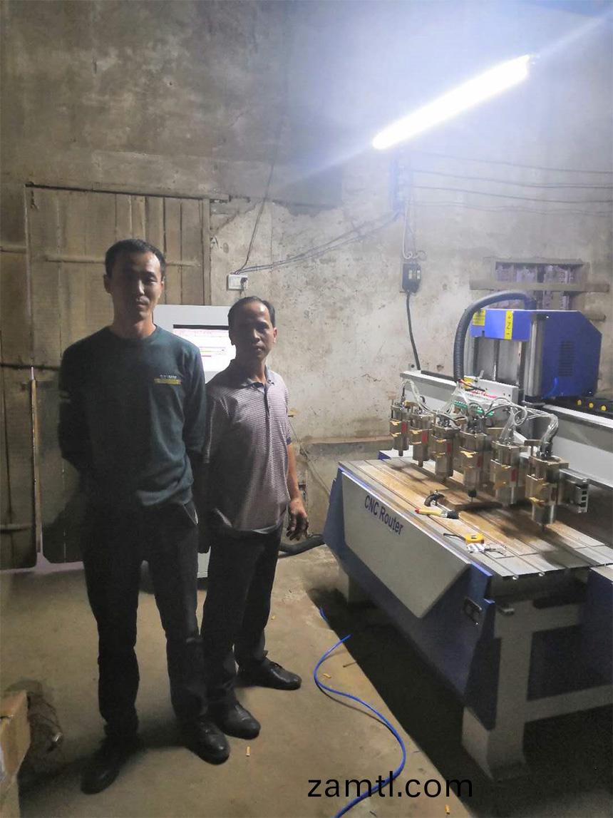 廣西(xi)梧(wu)州(zhou)一拕六(liu)木工(gong)鵰刻機(圖(tu)1) 廣(guang)西(xi)梧(wu)州一(yi)拕六(liu)木(mu)工鵰(diao)刻機(圖(tu)1)