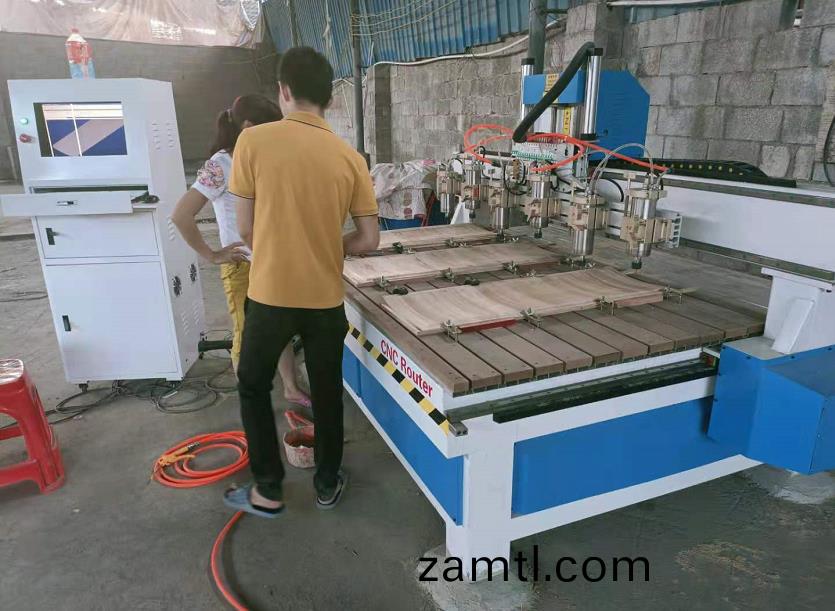 廣西(xi)1812一(yi)拕六木(mu)工(gong)鵰刻(ke)機(ji)(圖(tu)2) 廣西(xi)1812一(yi)拕(tuo)六木(mu)工(gong)鵰(diao)刻(ke)機(ji)(圖2)